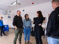 Veranstaltungsbericht Mehrere Menschen stehen beisammen und tauschen sich aus.