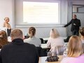 Veranstaltungsbericht Susanne Dittert und Christoph Keller während ihres Vortrags zm Thema "Rechte Chat-Gruppen in NRW".