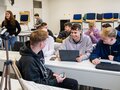 Veranstaltungsbericht Studierende, die in Gruppen Aufgaben an einem Lapotop bearbeiten.