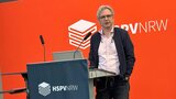 Prof. Dr. Edwin Naroska steht am Rednerpult und spricht zu den Teilnehmenden.