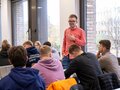 Veranstaltungsbericht Ein Referent steht vor einem vollen Seminarraum.