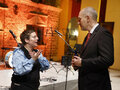 Barbara Christ und Tim Frommeyer stehen vor der Bühne im Schloss Horst und unterhalten sich.