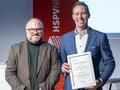 Abschlussfeier mit Zugabe Prof. Dr. Dr. Markus Thiel (links) und Christoph Dlugos posieren gemeinsam für die Kamera.