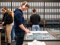 Veranstaltungsbericht Studierende betrachten verschiedene Dinge in einem Raum.