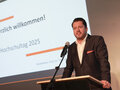Hochschultag 2025 Präsident Martin Bornträger von vorne hinter einem Rednerpult.
