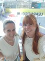 LEARNTEC Zwei Frauen machen ein Selfie, im Hintergrund sieht man das Learntec-Logo.