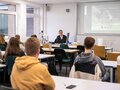 Veranstaltungsbericht Aufnahme eines voll besetzten Kursraums während eines Vortrags.