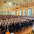 Graduierungsfeier Köln 2025 Der voll besetzte Saal des Gürzenich von vorne gesehen, das Publikum sitzt in Stuhlreihen hintereinander.